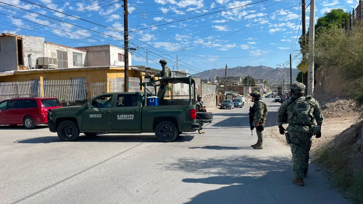 Catean viviendas por homicidio en estacionamiento de centro comercial; hay un detenido