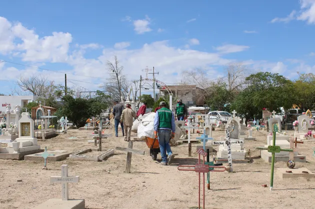 Limpian panteones municipales de Juárez previo al Día de Muertos