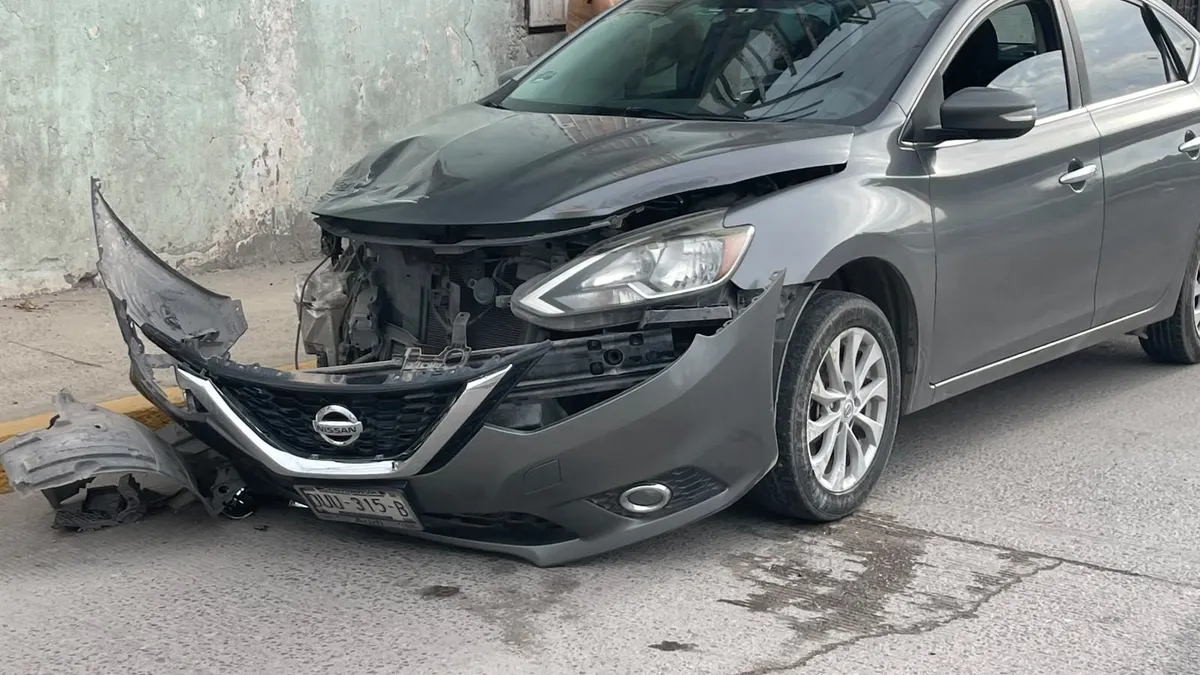 Vuelca camioneta cargada con pollos tras choque en Municipio Libre