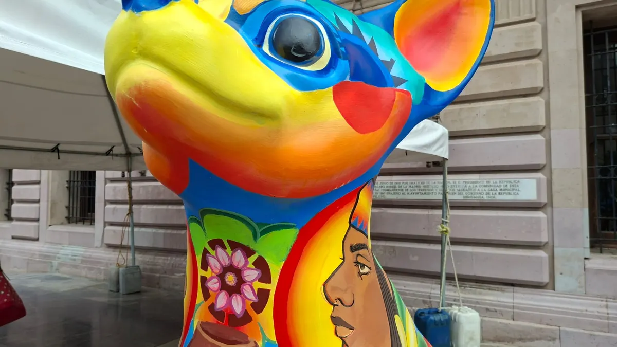Artistas locales intervienen esculturas de perros chihuahua para el Ficuu