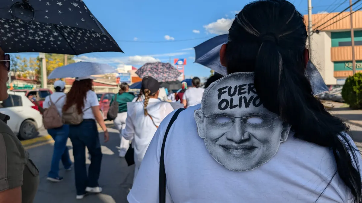 Más de mil trabajadores del IMSS marchan en Juárez; exigen aumento salarial e insumos