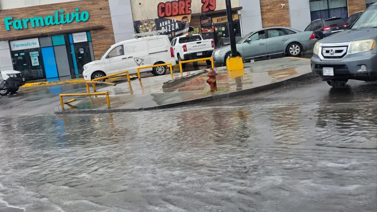 Reportan encharcamientos en varias avenidas de Juárez tras lluvias