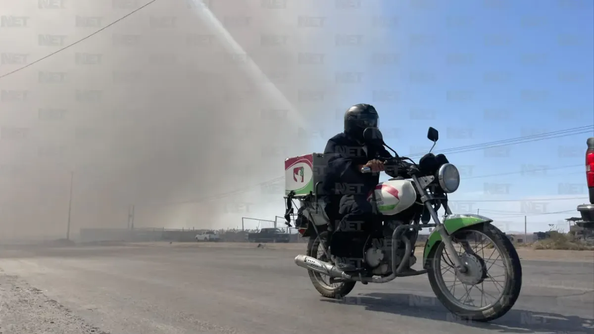 Incendio no cede tras 24 horas; bomberos exhaustos reciben apoyo ciudadano