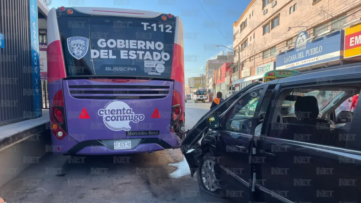 Accidente entre auto y JuárezBus en la Vicente Guerrero