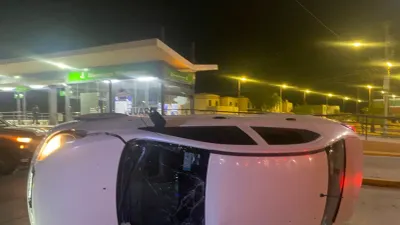 Conductor vuelca en bulevar Zaragoza y daña cámara Centinela