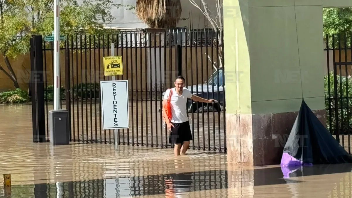 Inundación deja atrapados a residentes en Jardines de San Carlos II
