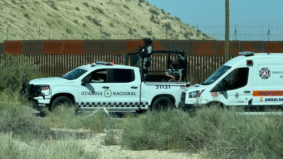 Vuelca camioneta de agentes estatales en carretera Anapra-Santa Teresa