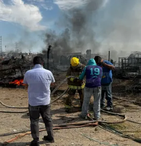 Fuerte incendio destruye cinco viviendas y dos vehículos en Valle Dorado II