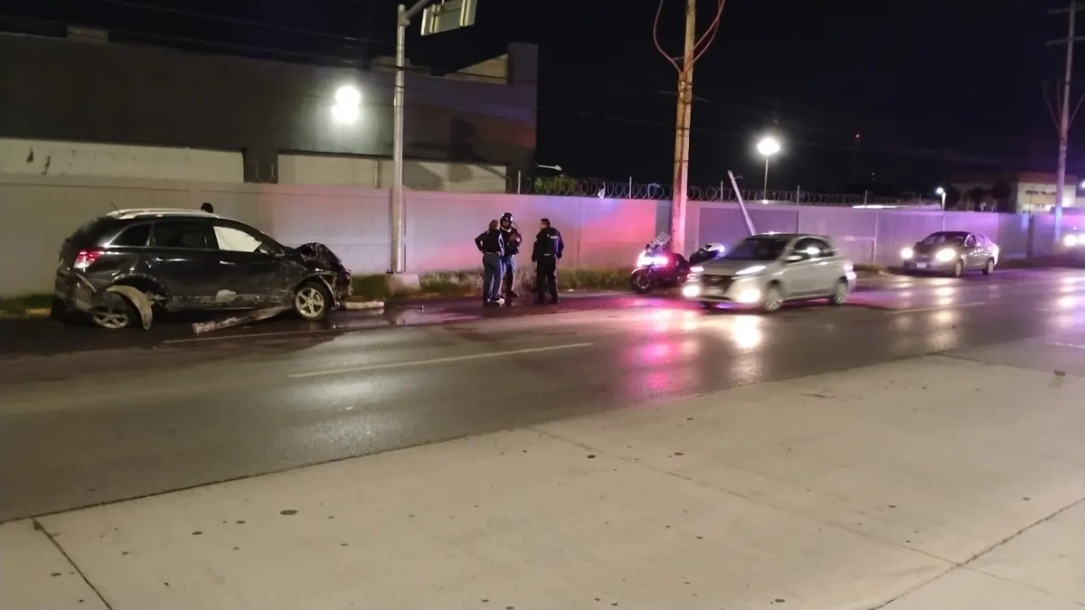 Conductora pierde control por cansancio y choca contra poste en la Tecnológico