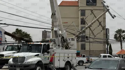 Poste cae durante trabajos de CFE y deja un trabajador lesionado