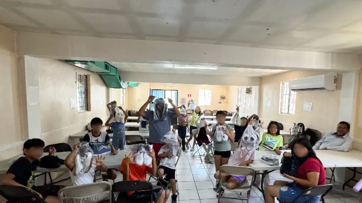 Dona TotalGas más de 150 pares de tenis a niños de casa hogar en Juárez
