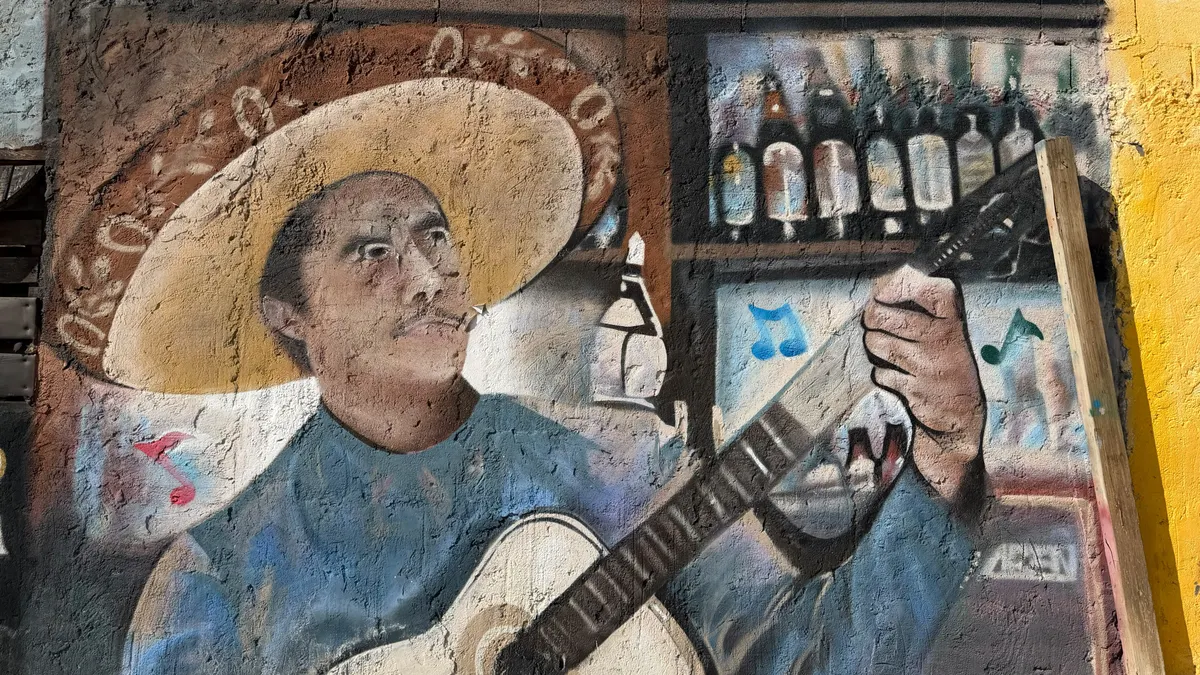 Familia juarense honra a sus difuntos con mural en barda de Camino Real
