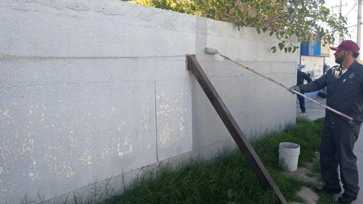 Despliega Limpia cuadrilla antigrafiti y lavado de contenedores en el Centro