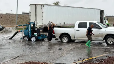 Despliega Protección Civil motobombas para retirar agua en calles principales