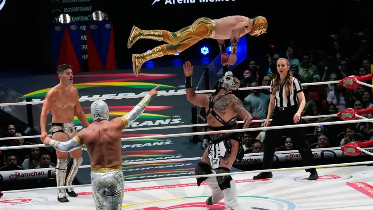 Turistas del Mundial abarrotan la Arena México para ver lucha libre