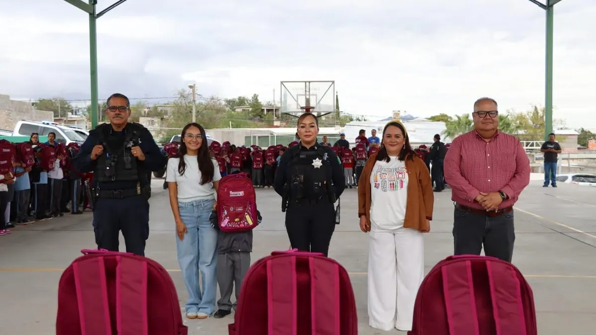 Entregan 2 mil 656 mochilas en cinco primarias de Ciudad Juárez