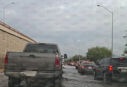 Lluvias dejan encharcamientos en Juárez; piden manejar con precaución