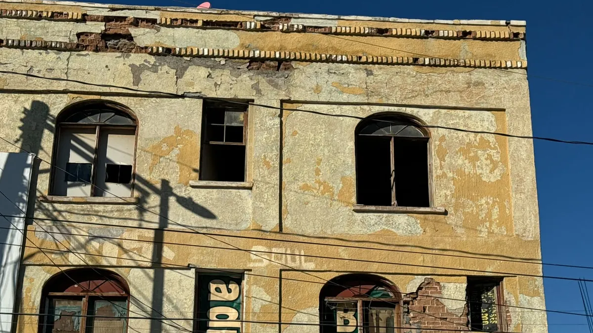 Demuelen antiguo Hotel Olivia por riesgo de colapso en la Zona Centro