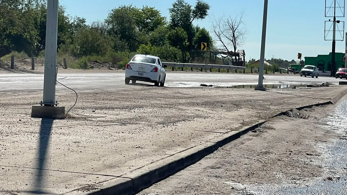 Baches obligan a invadir carril en la Juárez-Porvenir