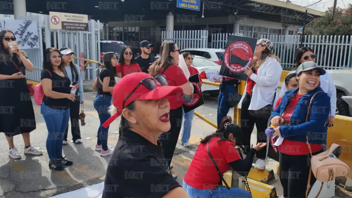 Maestros toman casetas del Puente Zaragoza en protesta por Ley del Issste