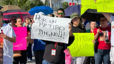 Marcha personal del Hospital 6 del IMSS por el Pronaf y López Mateos