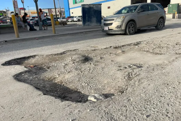Vecinos de colonia Torreón exigen bacheo urgente en la Mariano Matamoros