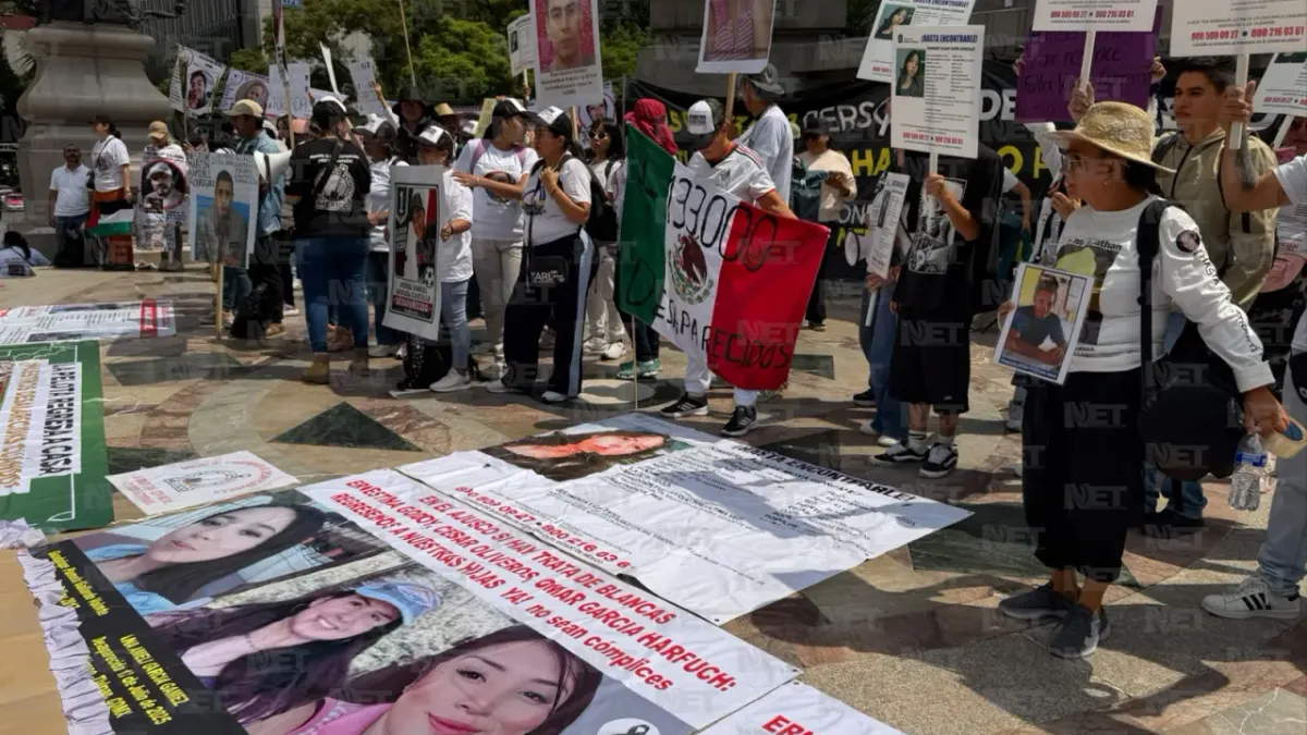 Colocan colectivos fichas de desaparecidos en el Ángel de la Independencia