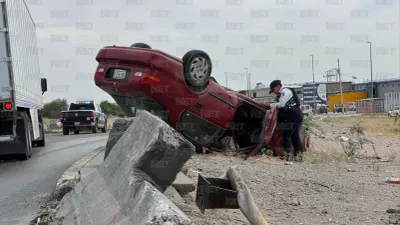 Abandonan vehículo volcado en el bulevar Independencia