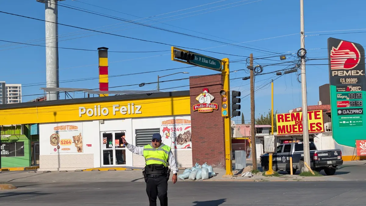 Falla en semáforos de Óscar Flores y Plutarco Elías Calles causa congestión vial