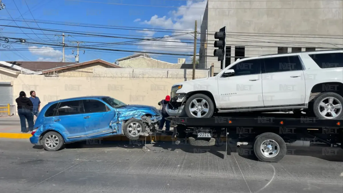 Choque frontal en avenida Bermúdez y Gómez Morín deja daños materiales