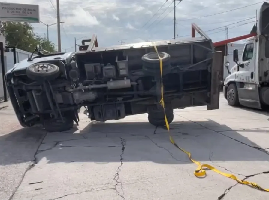Vuelca tráiler tras choque en calle Costa de Marfil
