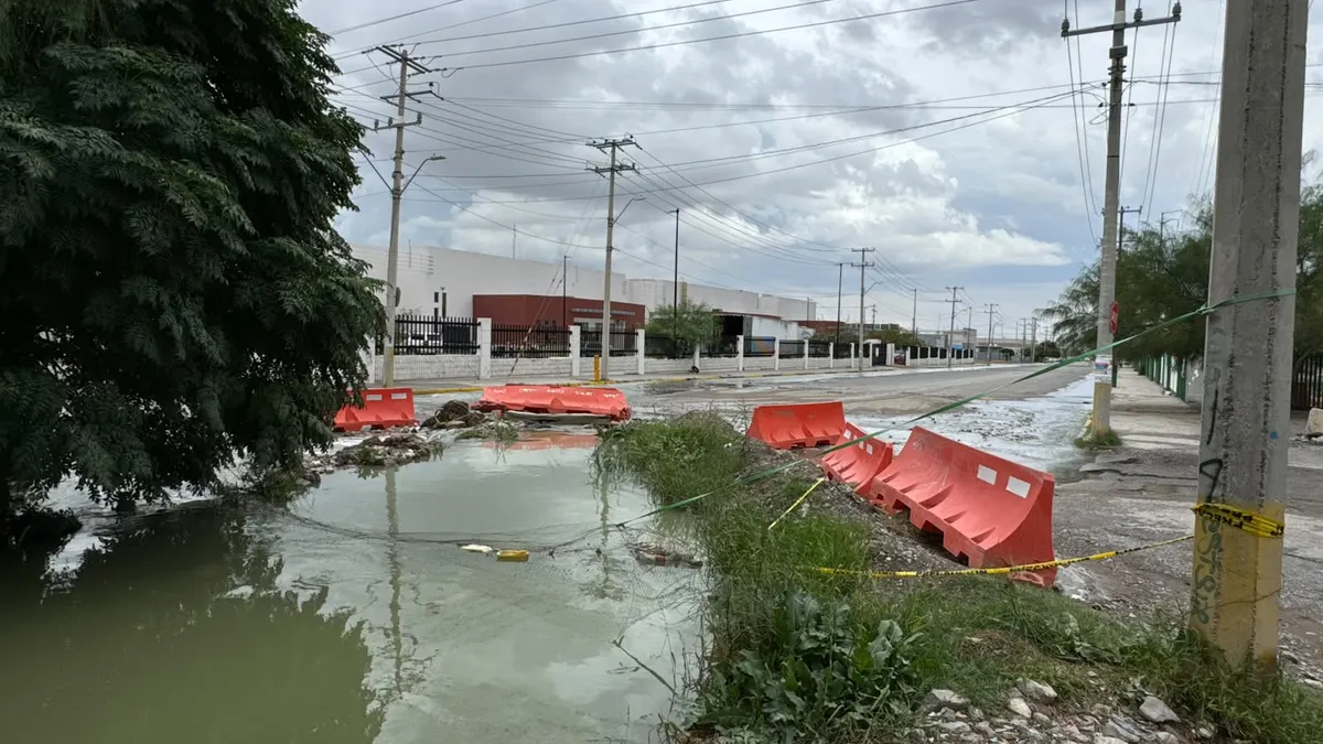 Lluvias elevan nivel de presa y escurre hacia viviendas en colonia Revolución Mexicana