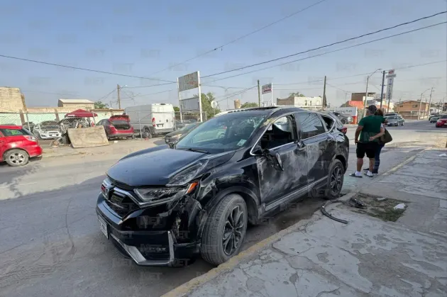 Provoca volcadura en Zaragoza al dar vuelta desde el segundo carril
