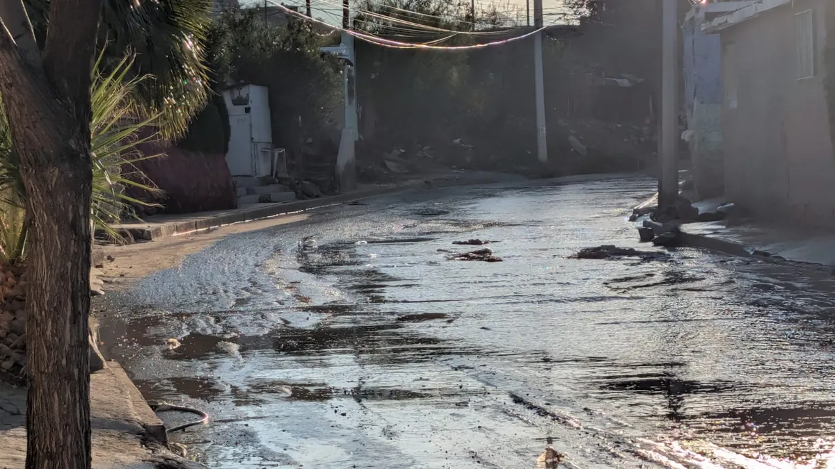Inunda agua el Arroyo de las Víboras y complica el tránsito en Juárez