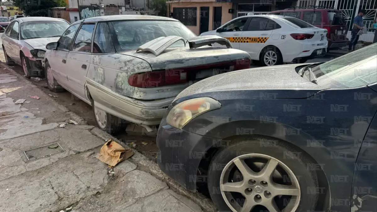 Se le sale la llanta y choca contra dos autos estacionados en la Chaveña