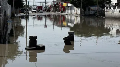 Inundación afecta negocios y conductores en la colonia Manuel J. Clouthier