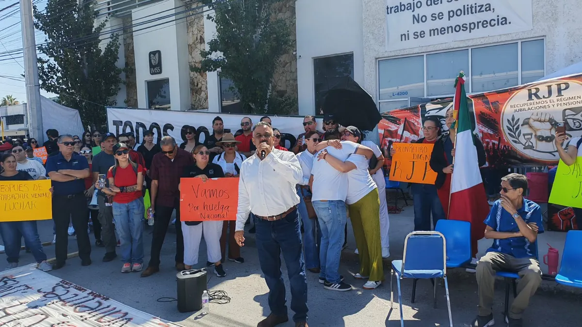 Marchan trabajadores del IMSS en Juárez contra acuerdos sindicales