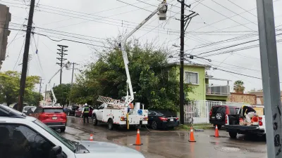 Repara CFE cableado dañado en calles Niños Héroes y Anáhuac