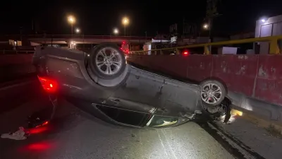 Vuelca auto en la Manuel J. Clouthier y conductor se da a la fuga