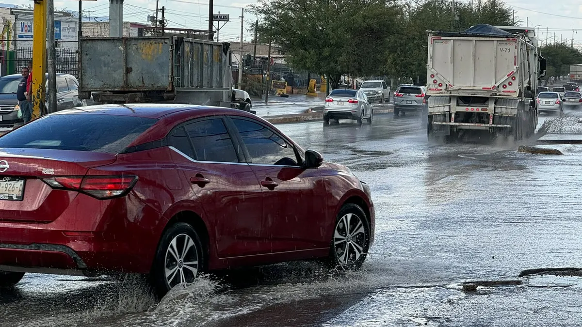 Lluvia inesperada deja encharcamientos en el sur de Juárez