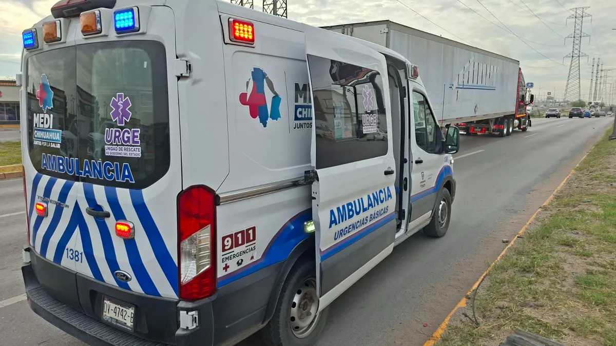 Vuelca automovilista en la De las Torres tras impactar banqueta y poste