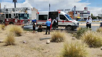 Vuelca conductor en Las Américas tras perder control por llanta baja