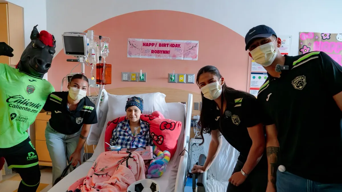 Futbolistas del FC Juárez regalan sonrisas a niños en El Paso Children’s Hospital