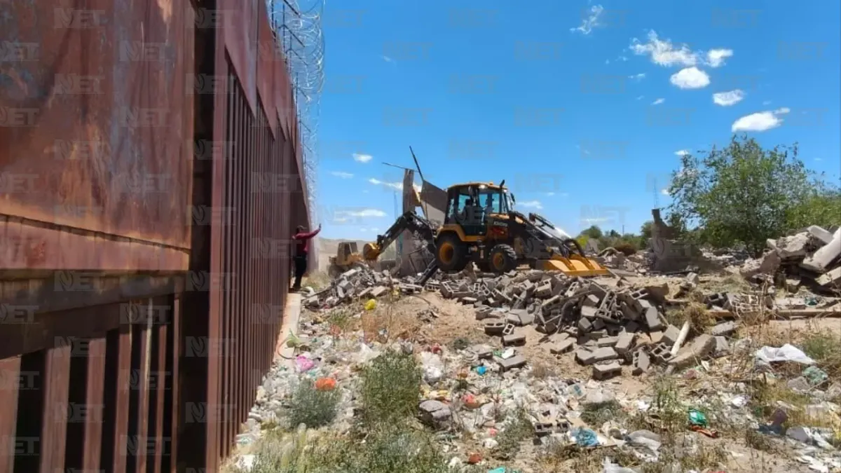 Derriban viviendas irregulares a metros del muro fronterizo