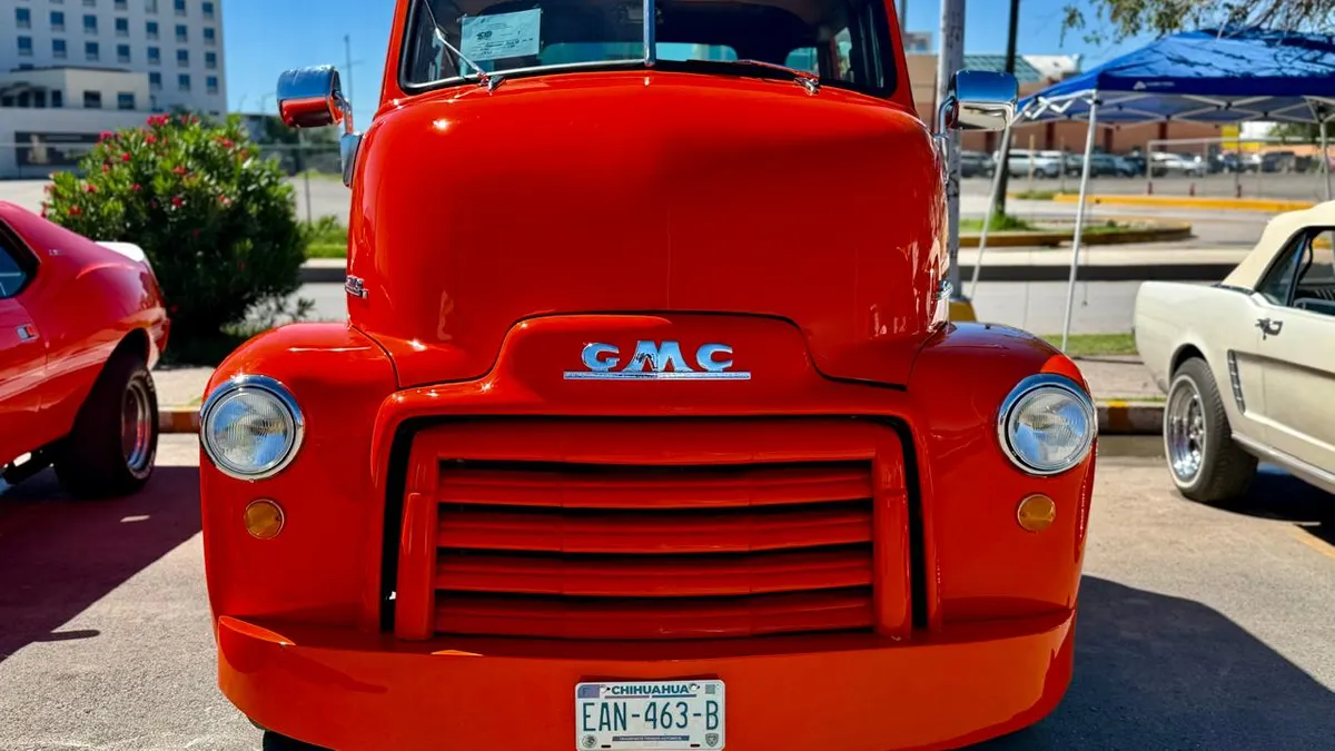 Exhiben autos clásicos en Plaza de las Américas este domingo
