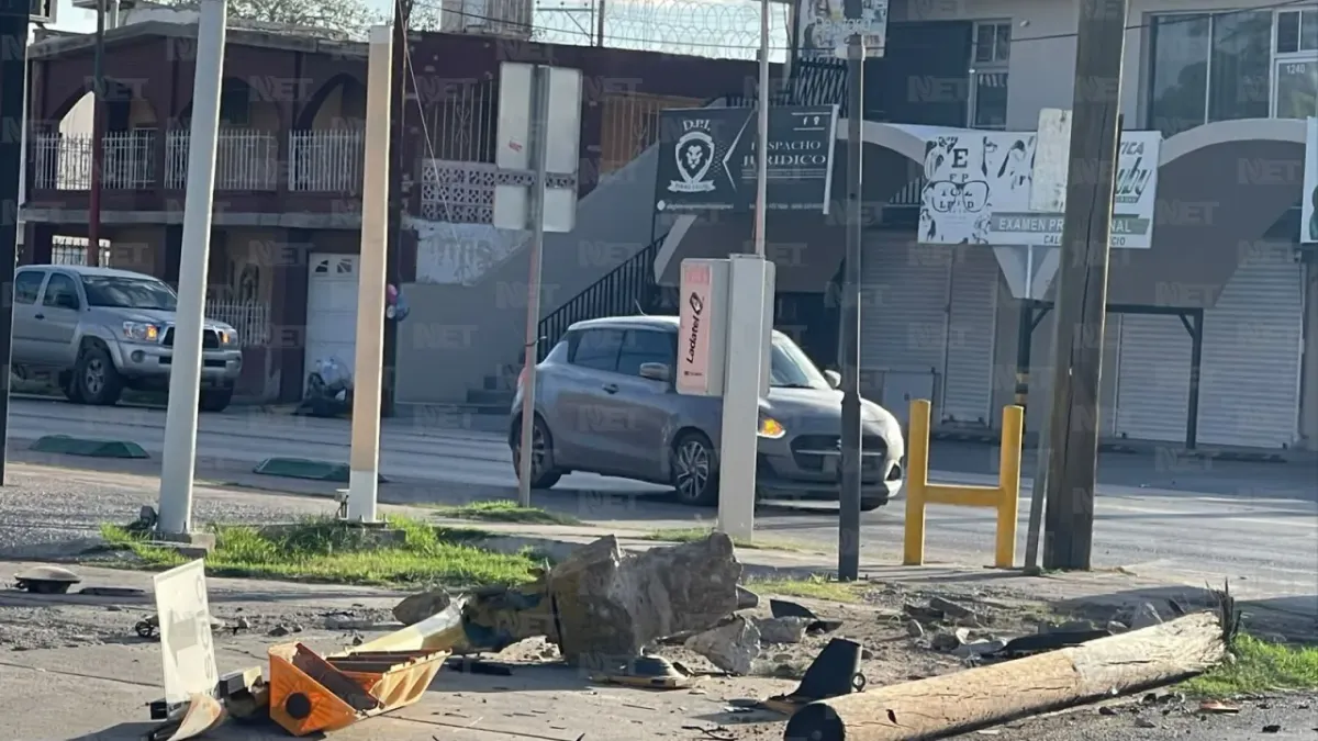 Derriba conductor semáforo y poste en la López Mateos