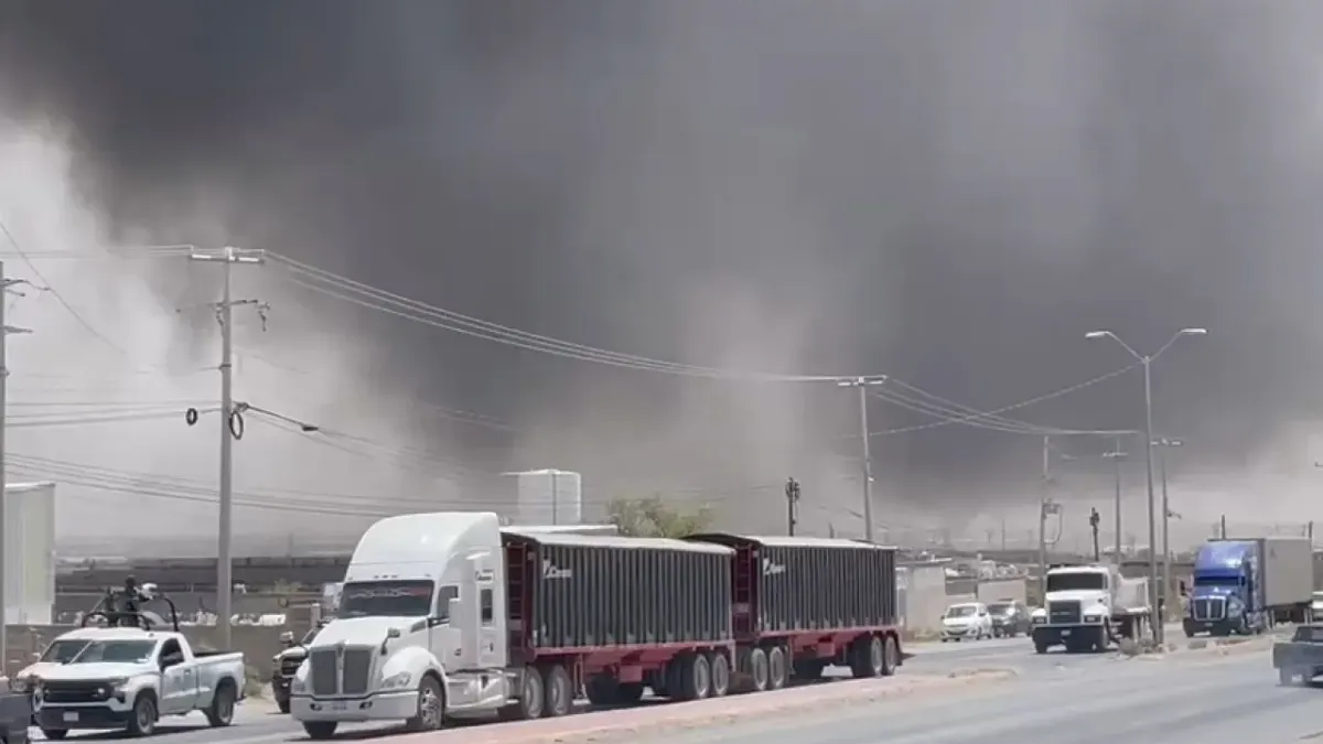 Incendio en recicladora del kilómetro 26 sigue activo tras más de seis horas