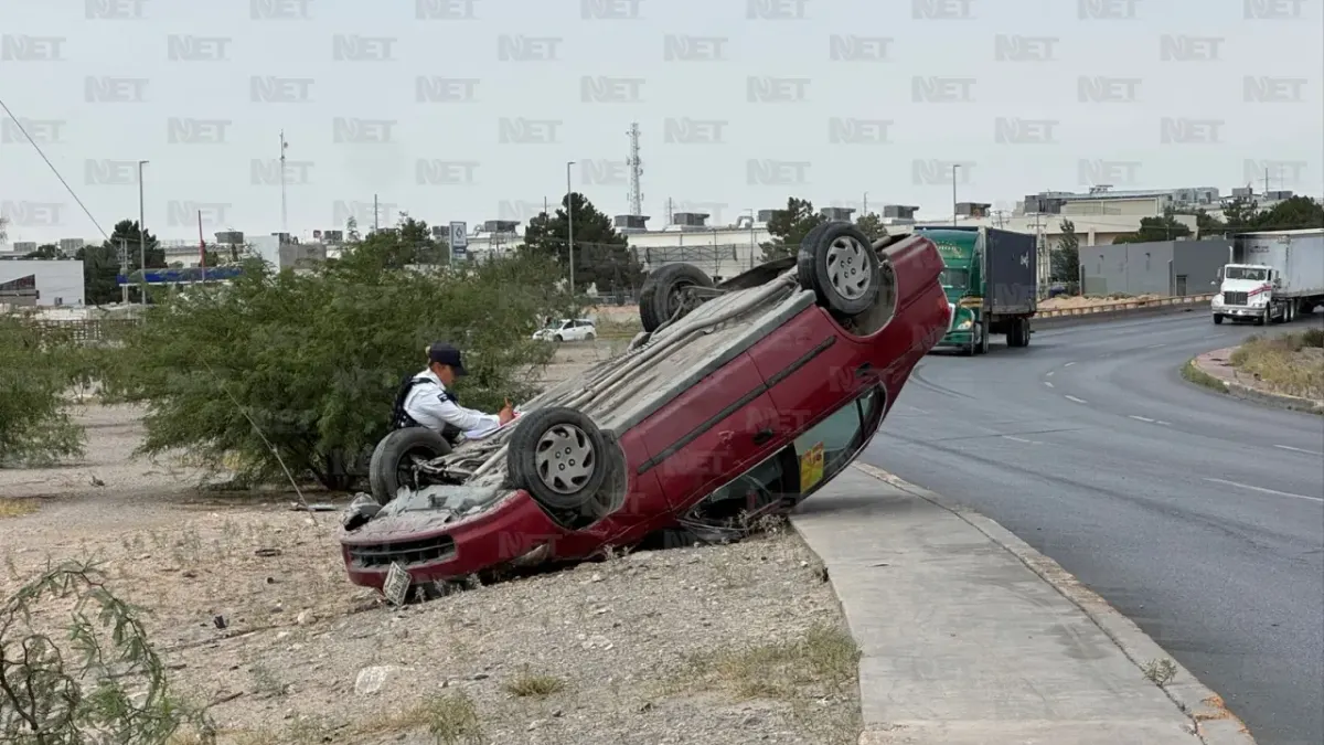 Abandonan vehículo volcado en el bulevar Independencia
