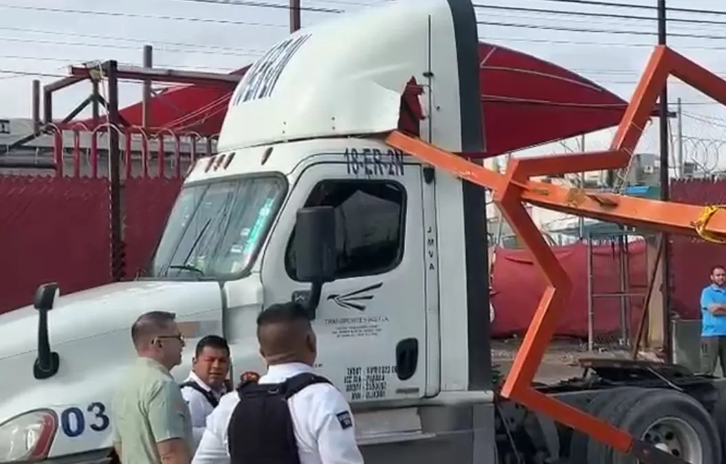 Vuelca tráiler tras choque en calle Costa de Marfil