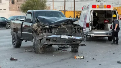 Roban camioneta y generan persecución con choques y heridos